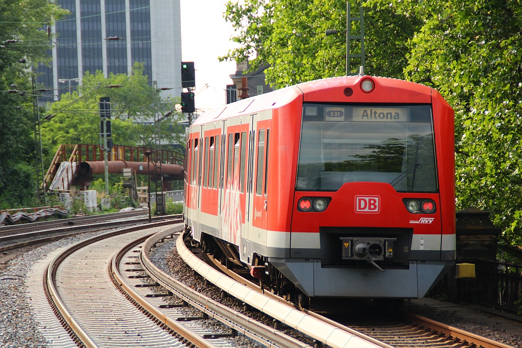Ein S-Bahn Triebwagen der BR 474 steht hier vor einem roten Signal vor dem Bhf HH-Dammtor. Aufgenommen aus dem vorbeifahrenden SH-Express. HH 30.06.12