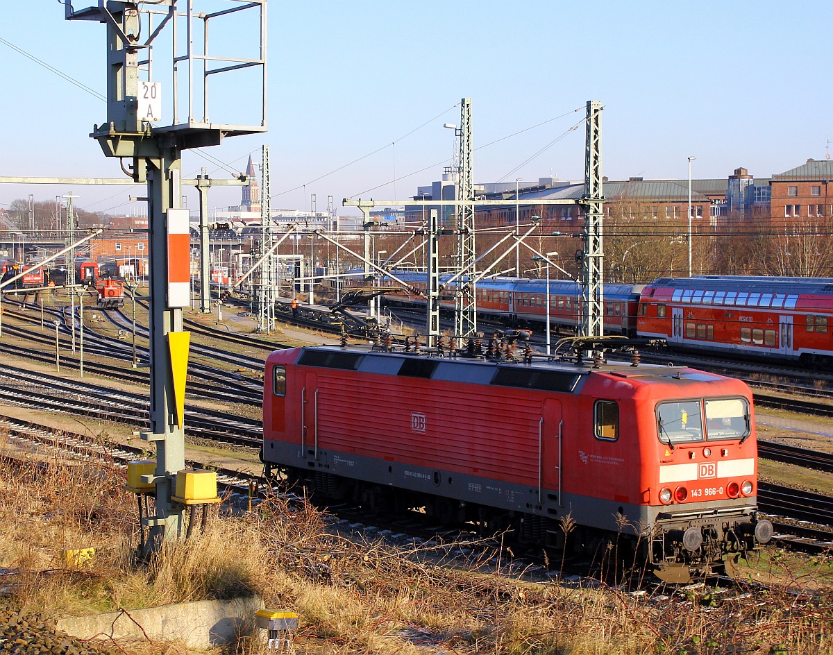 Eine der letzten 143er des Bh Kiel...143 966-0 abgestellt im Vorfeld des Kieler Hauptbahnhofes. 17.02.2016