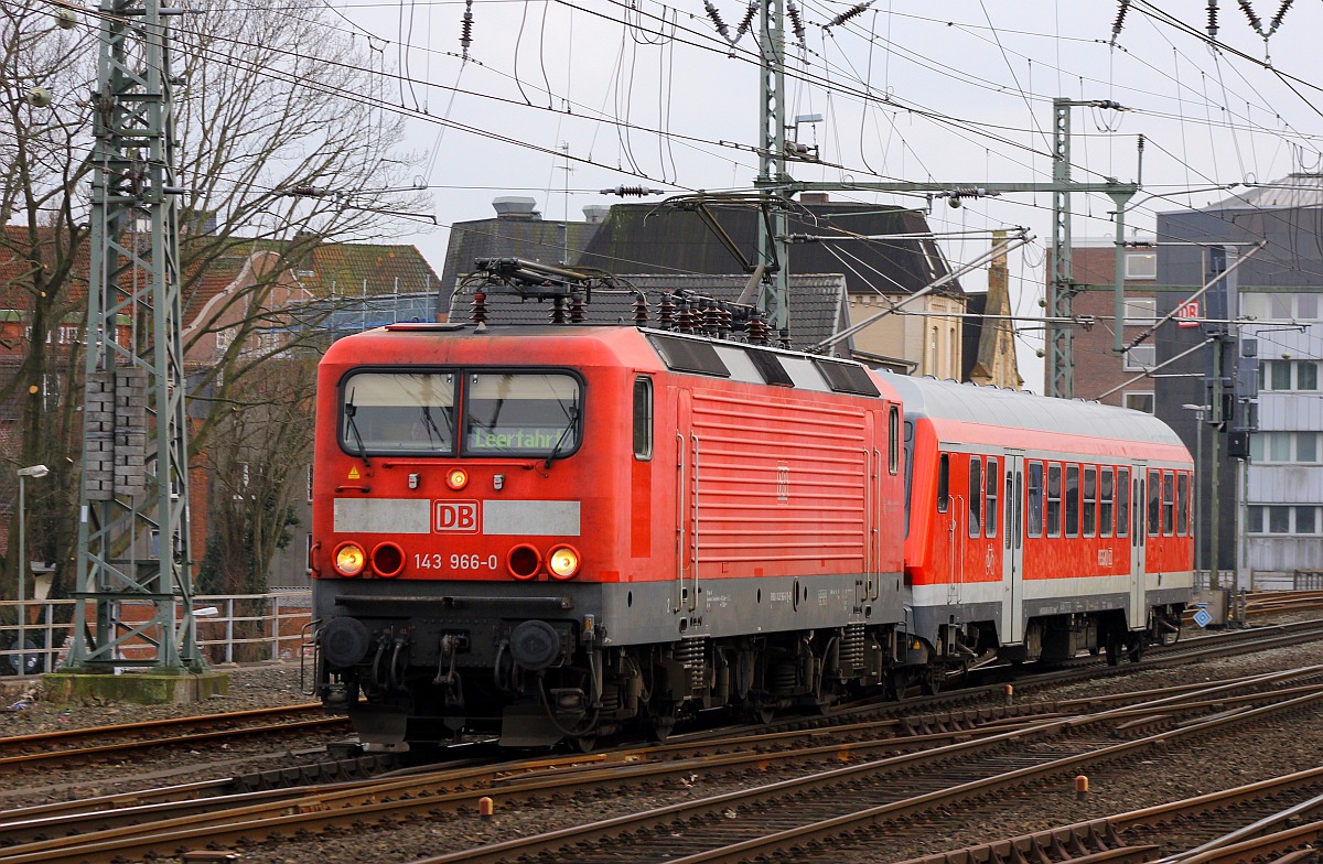Eine der letzten sich im Einsatz befindlichen Kieler 143er ist die 6143 966-0 deren Tage aber auch gezählt sind(Fristablauf Verlängerung Mitte 2016), die hier mit einem N-Steuerwagen aus Hamburg kommend durch Neumünster Richtung Kiel fährt. 17.02.2016
