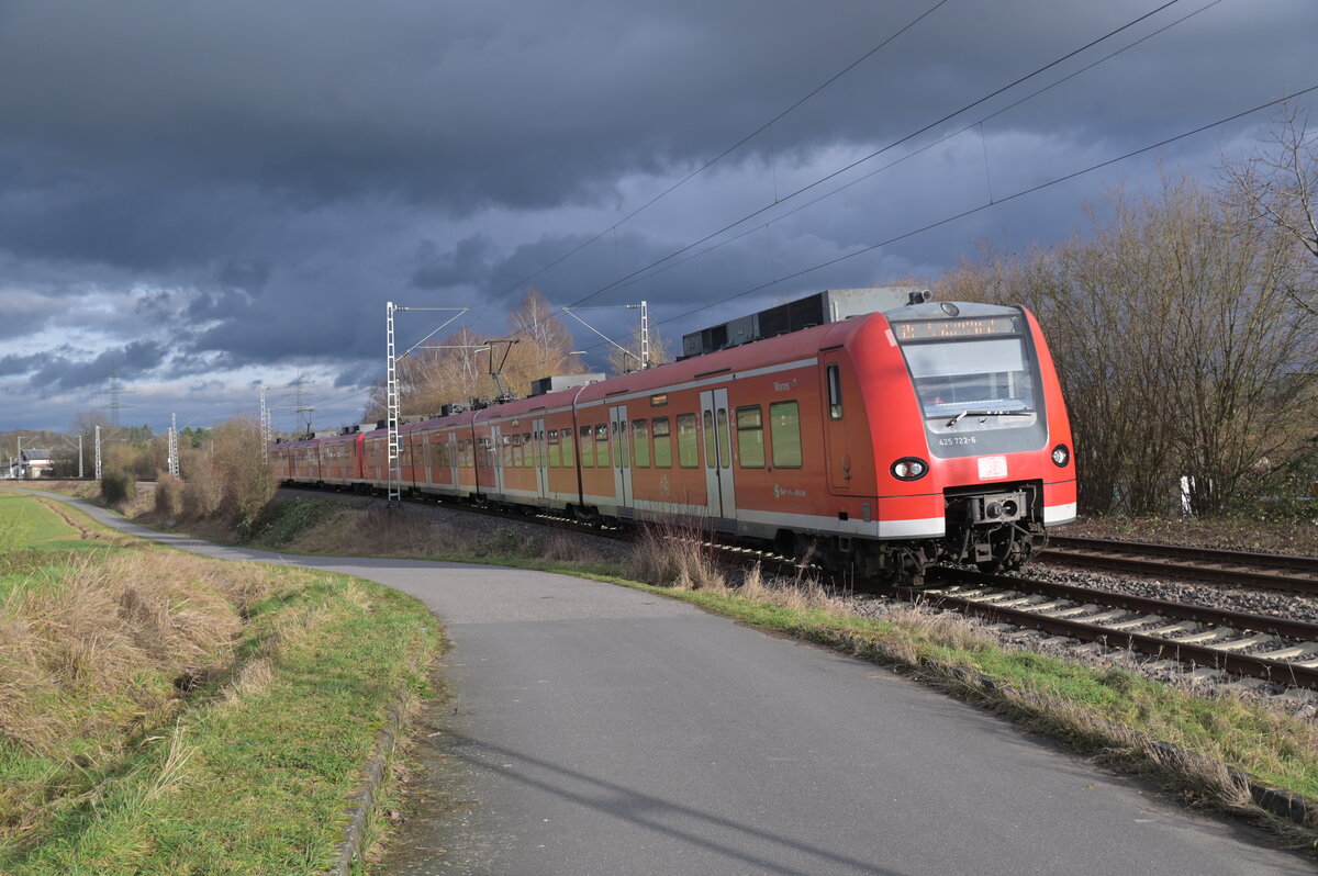 Eine S1 Doppeleinheit vom 425 722-6 geführt aus Richtung Kleineichholzheim kommend in Schefflenz ablichten am Nachmittag des 29.12.2023 