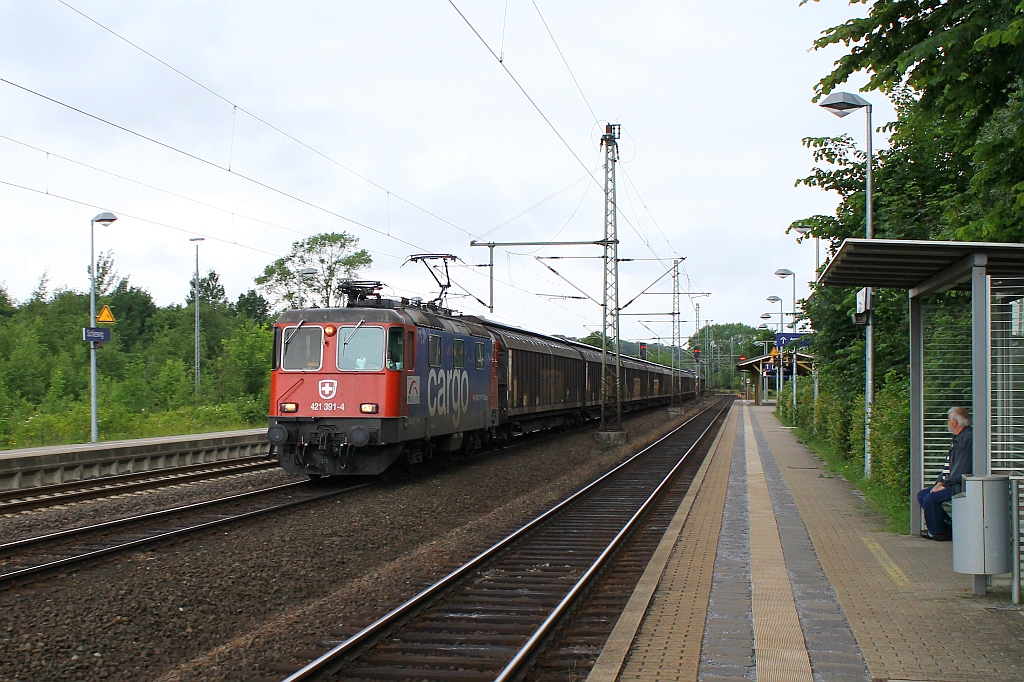 Eine Schweizerin im Norden...die nun deutlich sichtbar für TXL fahrende Re 421 391-4 rauscht hier mit einem H-Wagen Zug durch Schleswig. 25.06.2013