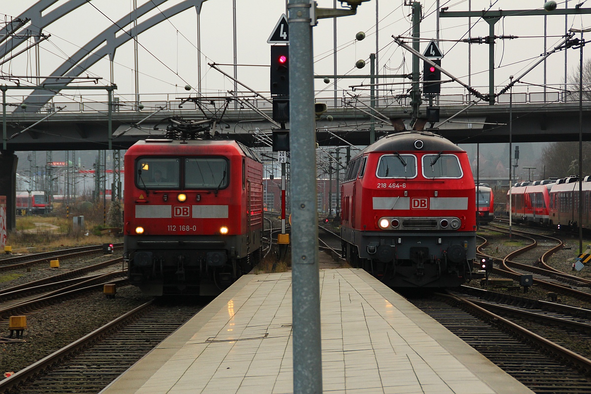 Einfahrt und Ausfahrt...links 112 168-0 hat Einfahrt rechts 218 464-6(Gastlok aus Kempten)auf dem Weg zur Tankstelle. Kiel Hbf 31.12.2011