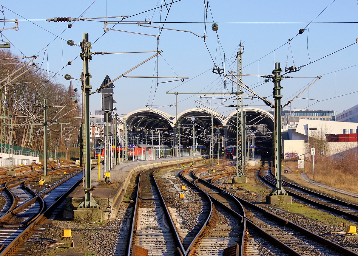 Einfahrt in Kiel...Blick aus dem Zug auf den Kieler Hauptbahnhof. 17.02.2016