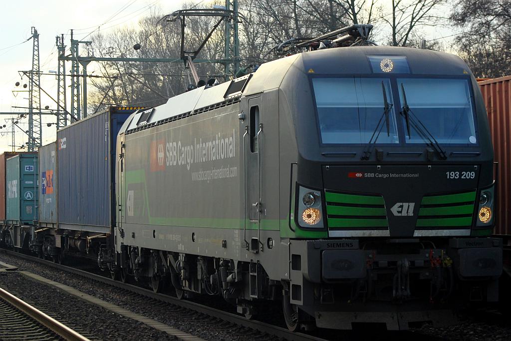 ELOC/ELL/SBB Cargo 193 209-4(REV/MMAL/30.07.14) mit Kistenzug in Hamburg-Harburg. 12.02.2016