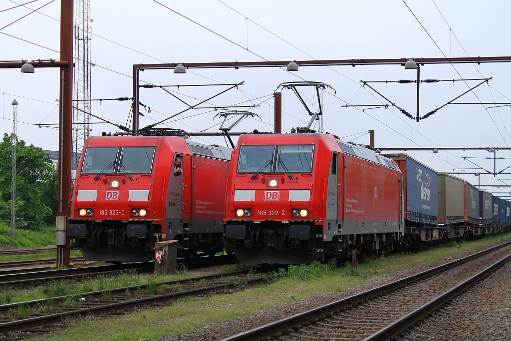 Erst hielt die 185 322-2 mit dem VanDieren-KLV in Padborg dann kam die 185 323-0 mit einem Misch-Gz dazu. Padborg01.06.2013