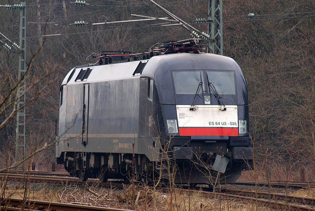 ES 64 U2-026/182 526-4 war im Jahre 2010 noch als Zuglok für den CNL aus Kopenhagen eingeteilt und steht hier kurz hinter dem alten Reiterstellwerk  FO  in Flensburg auf einem Stumpfgleis abgestellt. 04.04.2010