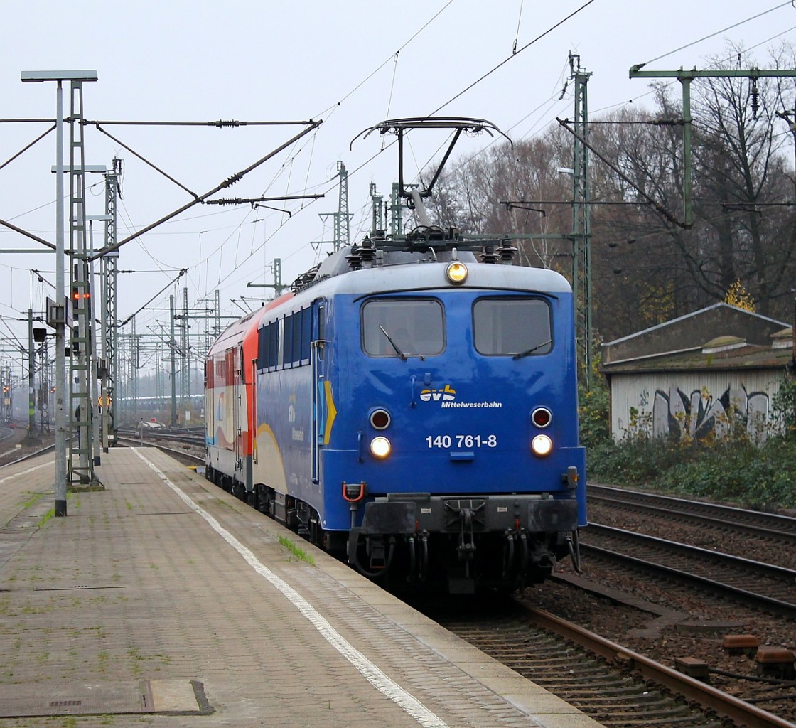 EVB 140 761-8 rollt hier zusammen mit der EVB 420 13/1223 033-2 durch den Bahnhof HH-Harburg, dort wurde die 140 abgestellt und die EVB 420 13 verschwand alleine in den Gbf HH-Harburg. 29.11.2014