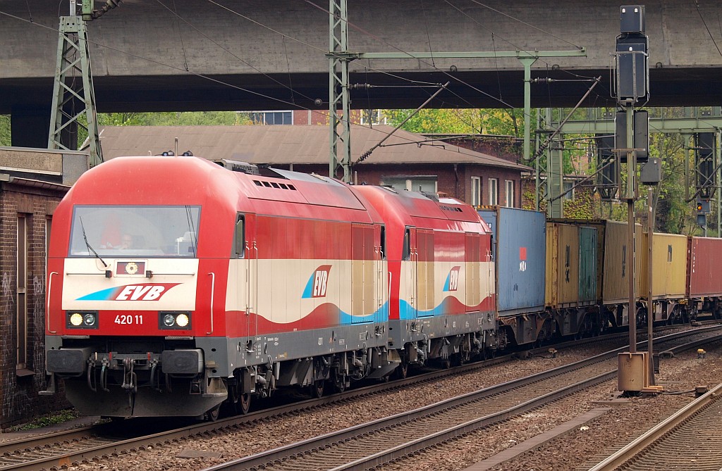 EVB 420 11 und 420 12(223 031 u 032)zogen am 6.5.2010 geminsam einen langen Containerzug durch HH-Harburg.