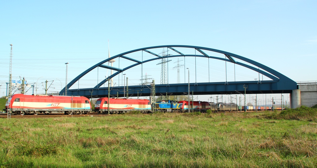 EVB 420 13/14 und 11 sowie MWB V 2102 abgestellt Hamburg Waltershof an der  blauen Brücke . 28.04.2012