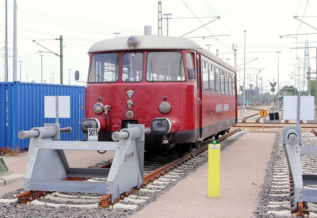Fridolin der Hamburger Hafenbahn sicher abgestellt am neuen Parkplatz an der  blauen Brücke  bei Ajax Loktechnik. Waltershof 27.06.2020 