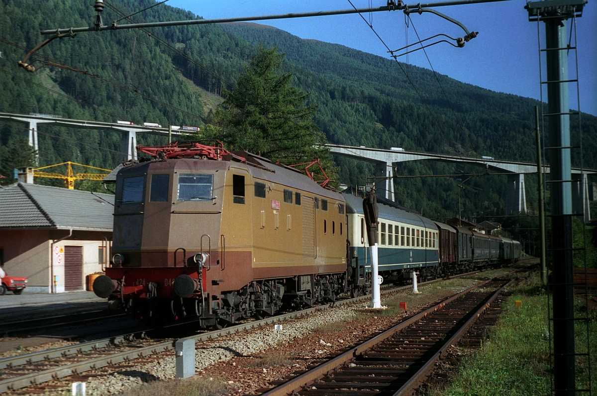 FS E424 048 mit P 7876 Ausfahrt Gossensass 17.09.1985