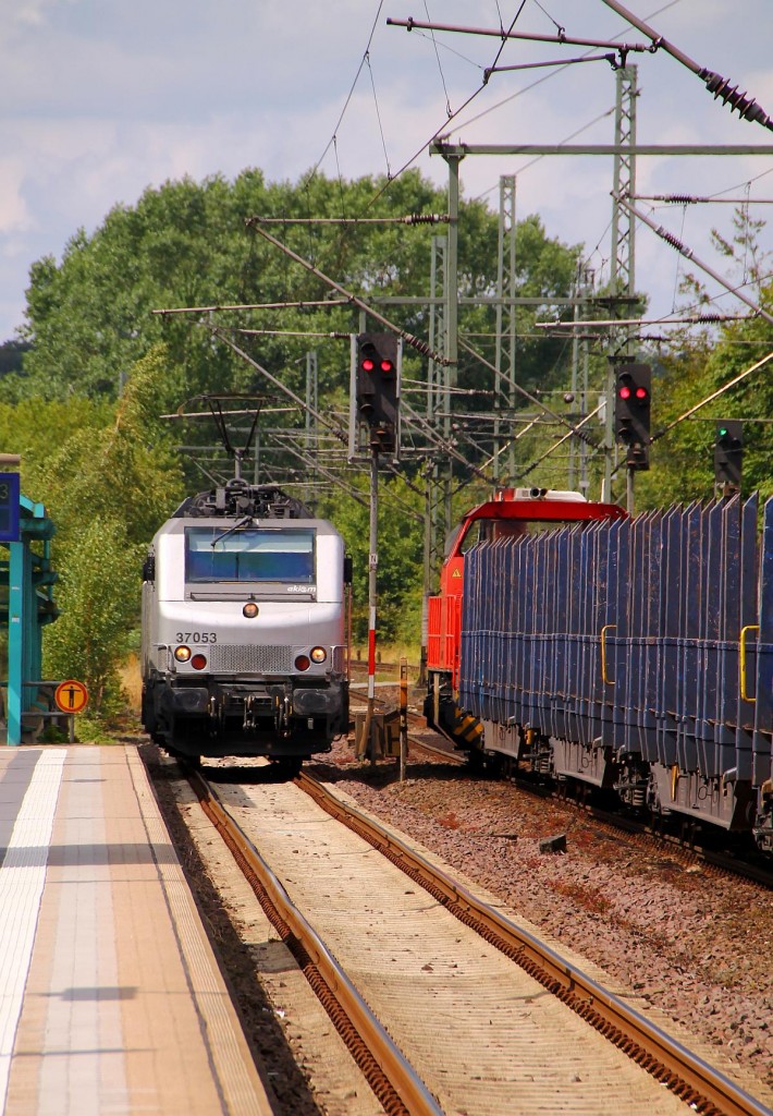 Für die Rangierarbeiten in Jübek muss die Diesellok nach vorne und die E-Lok wird einfach hinten angehängt, hier umfährt die 37053 den Zug im Bhf Schleswig. 31.07.2014