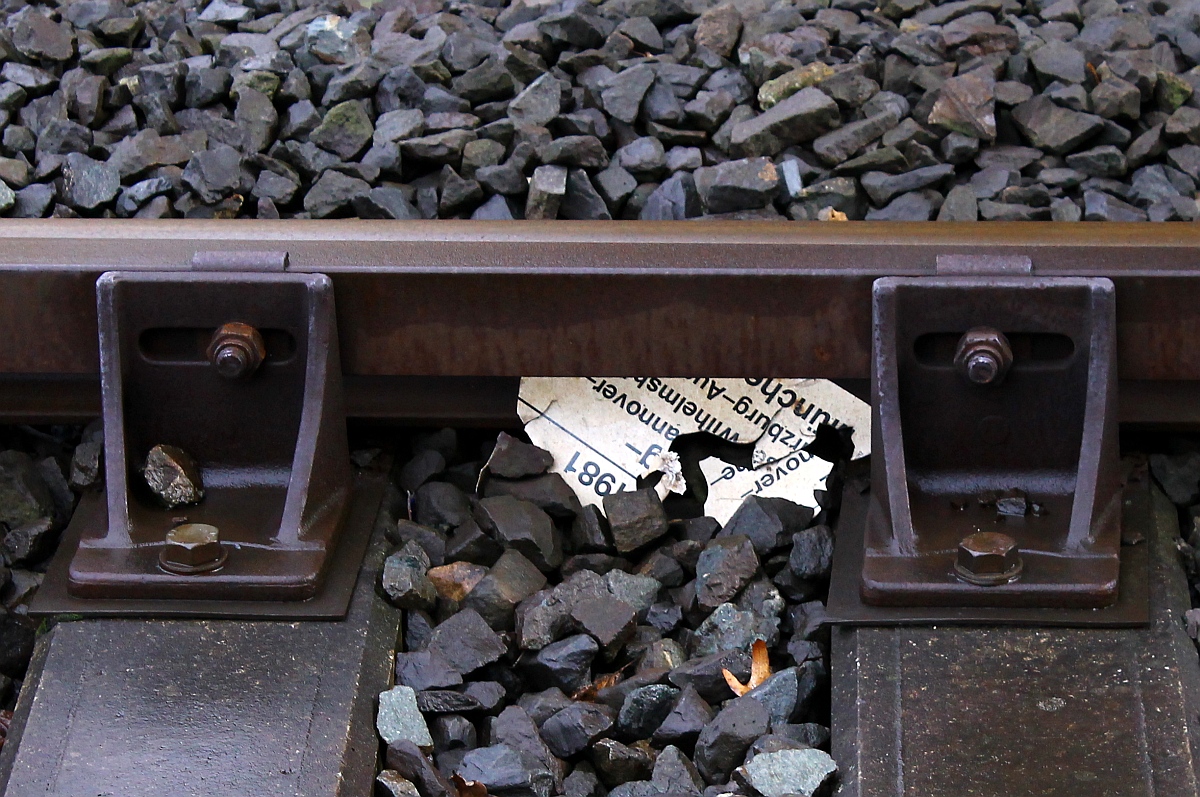 Geht man so mit den Zuglaufschildern um...?? gesehen in HH-Harburg 21.02.2015