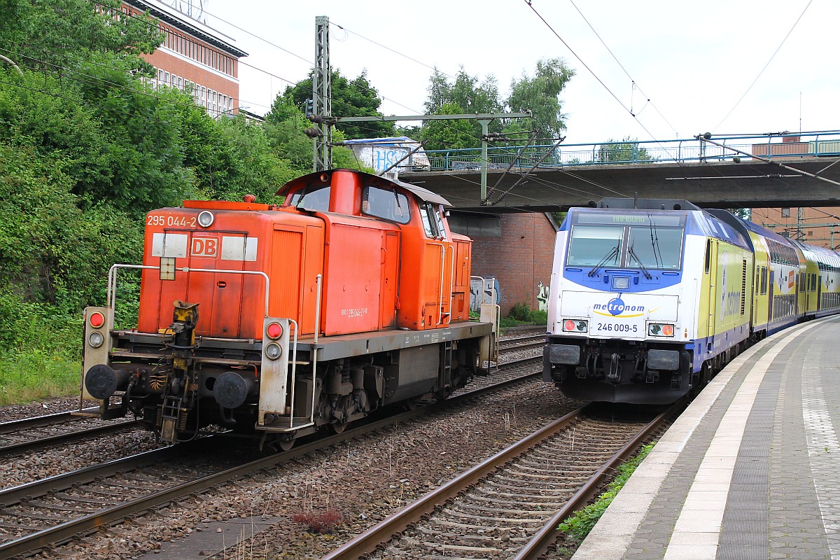 Geländerfrei brummt sie vorbei...DB 295 044-2 dieselt hier an der ME 246 009-5 vorbei durch den Bhf Hamburg-Harburg. 23.07.2015