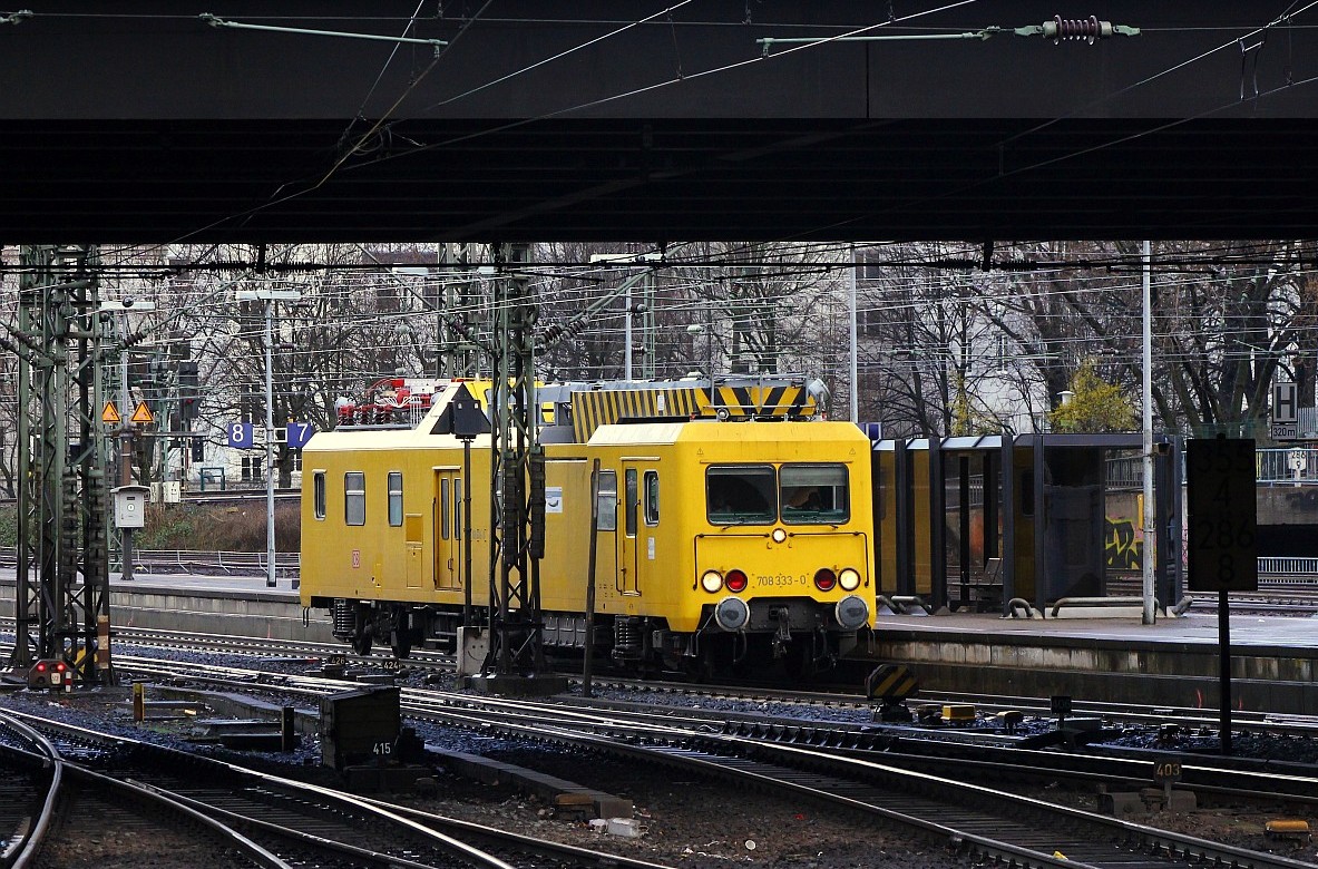 Gelb in Grau...ORT 708 333-0 schlich am Morgen des 01.04.2015 ohne Chance auf  ohne Mast  langsam durch den Hamburger Hauptbahnhof.
