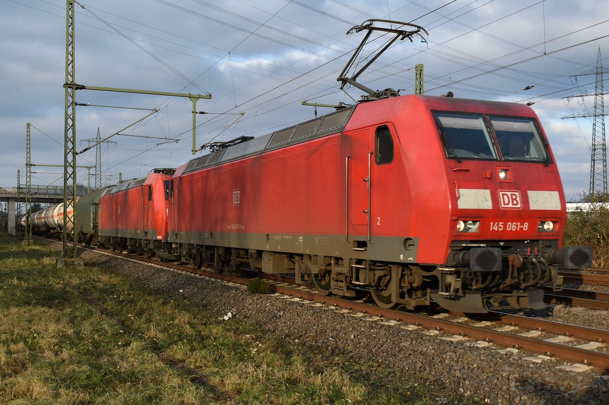 Güterzug bei der Durchfahrt in Lintorf mit der 145 061-8 als Zugfahrzeug am 13.1.2018