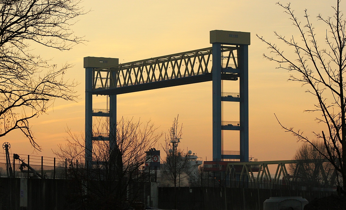 Gut 13 min dauerte das imposante Spektakel zwischen dem öffnen, der Durchfahrt und dem schließen der Kattwykbrücke im Hamburger Hafen, Grund genug bei untergehender Sonne einfach mal drauf zuhalten. 06.02.2015