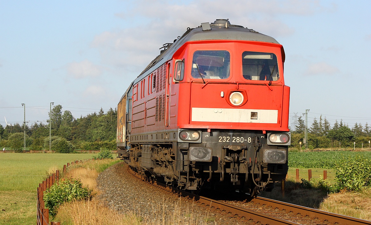 Gut hörbar kam die DB 232 280-8 mit ihrem EZ 47416 gut 30min vor Plan in Jübek an, musste kurz halten und bog dann ab auf den Weg nach Husum. Jübek Jyderupweg 21.07.2015