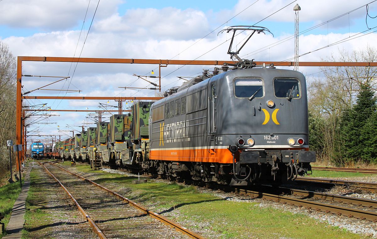 Hectorrail 162.001 (ex DB 151 013) verläßt mit ihrem Güterzug den DSB Grenzbahnhof Pattburg/Padborg 03.04.2023