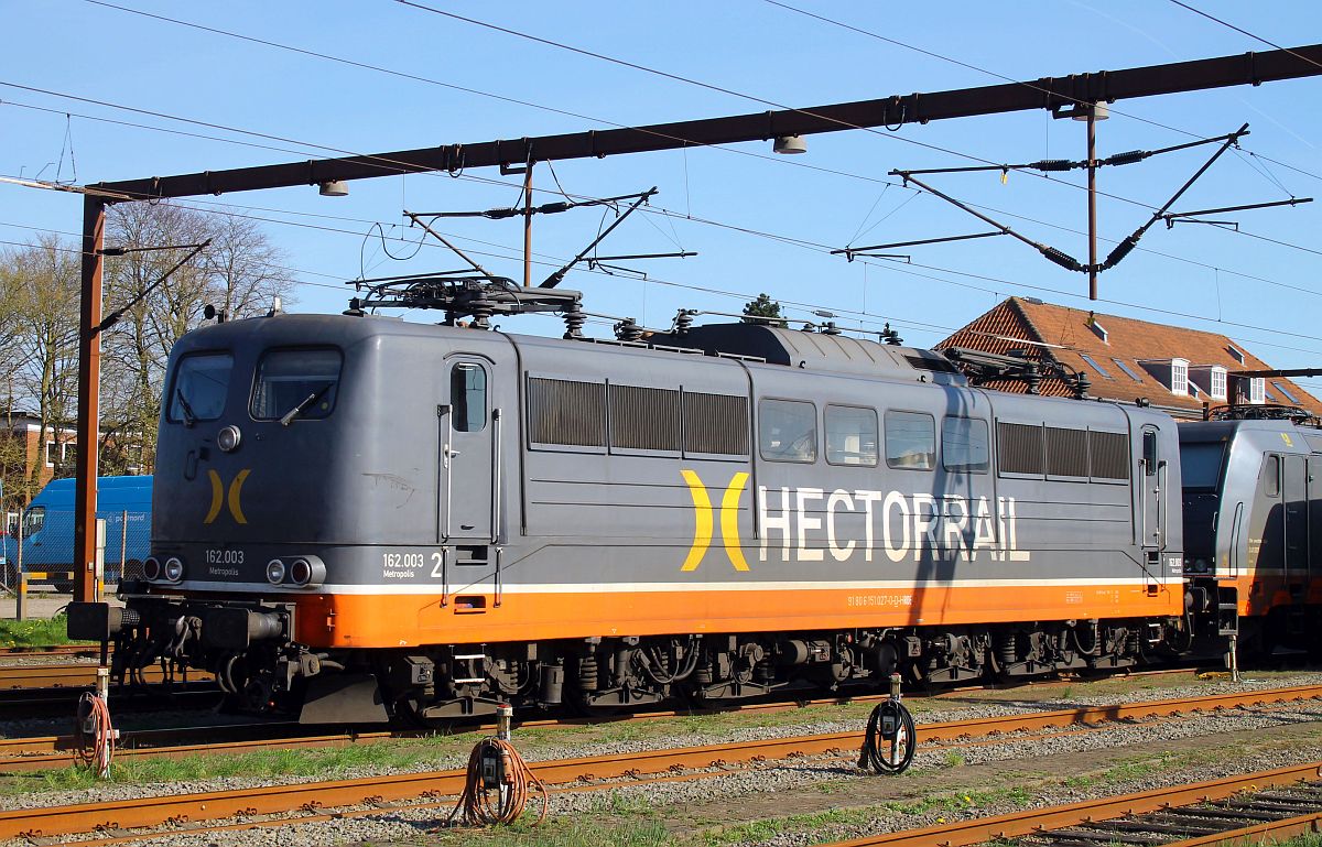 Hectorrail 162.003 (ex DB 151 027) hat sich vor einem Gterzug nach Pattburg verirrt.
Anstatt sofort wieder zurckzufahren, wurde sie in die Nordabstellung Pattburg/Padborg geschoben.
18.04.2023