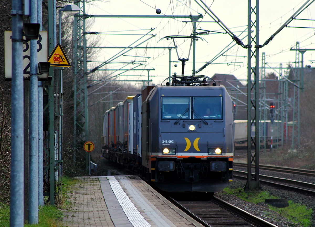 Hectorrail 241.002  Skywalker  hat hier mit dem DGS 42704(Krefeld/Uerdingen - Nassjö) und gut 200min plus Durchfahrt in Schleswig. 17.01.2015