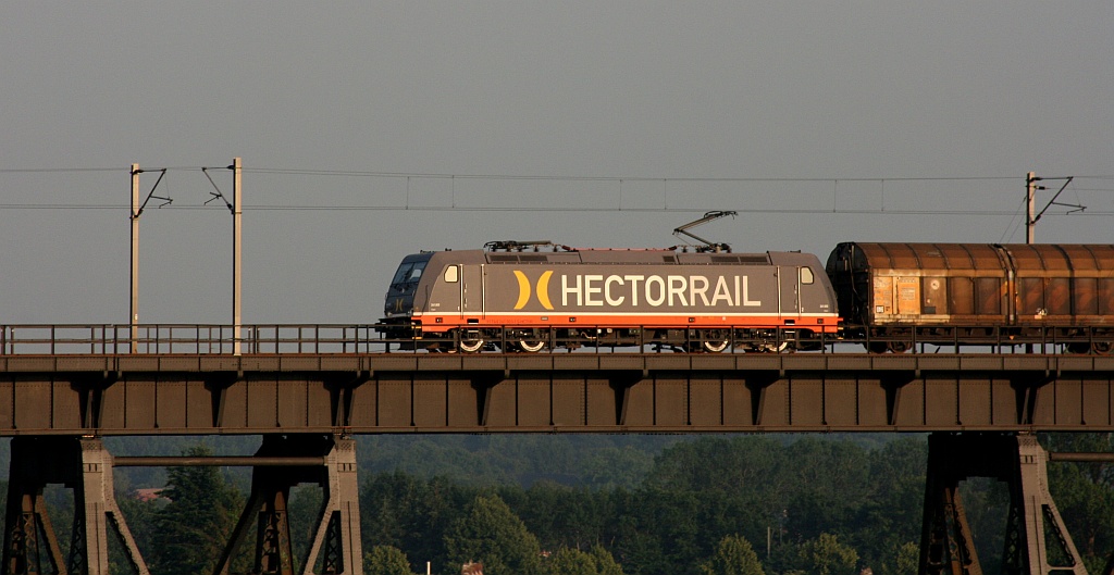 Hectorrail 241.003-1 mit Gz auf der Rendsburger Hochbrücke Fahrtrichtung Norden. 05.07.12