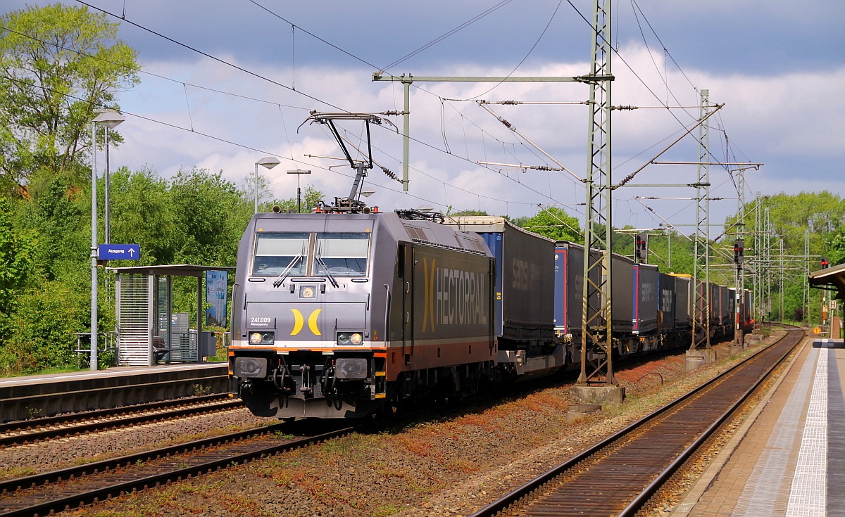 Hectorrail 241.009  Moneypenny  rauscht am Morgen des 13.05.2014 mit einem KLV durch Schleswig.