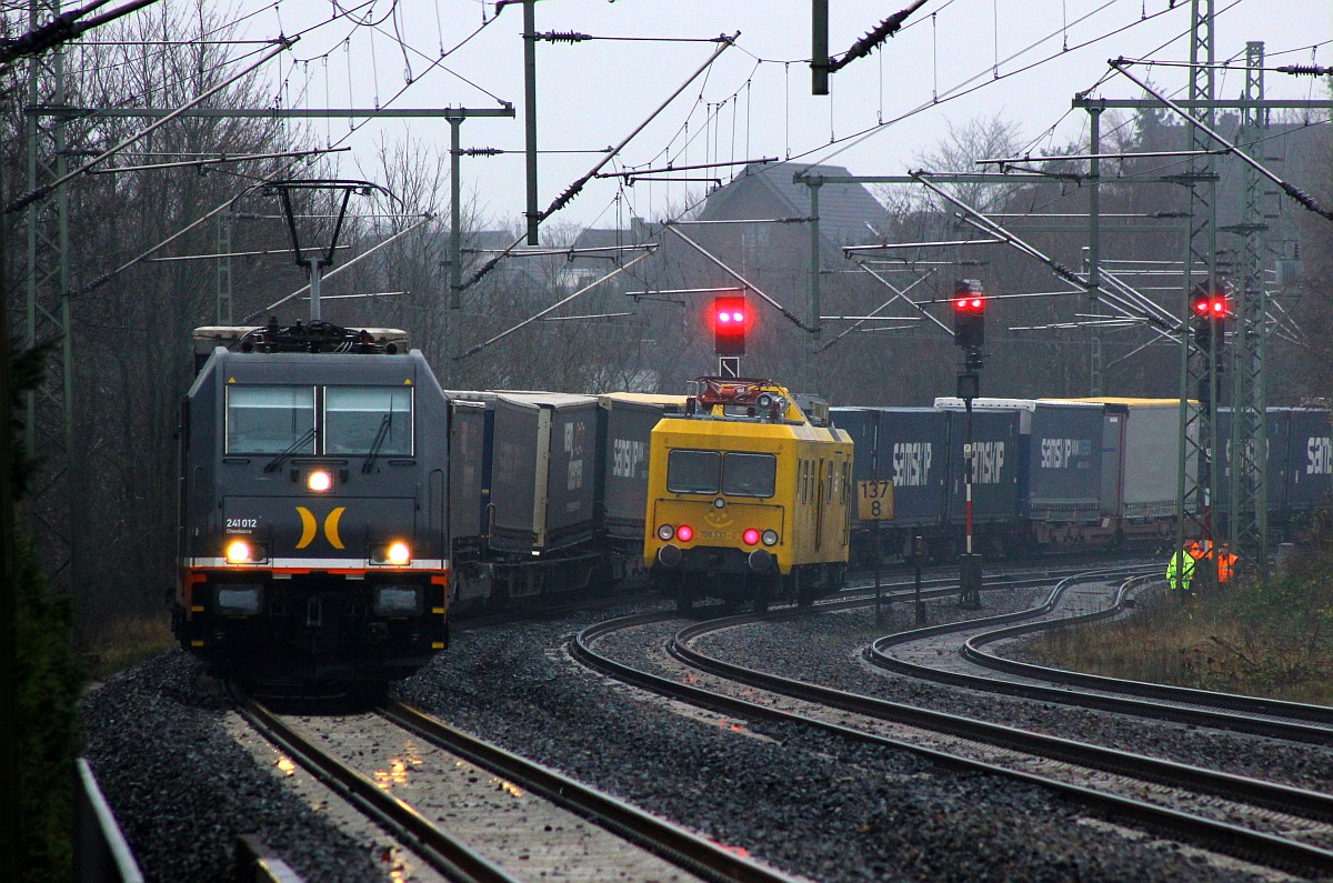 Hectorrail 241.012-2  Chewbacca  mit dem SamSkip/VanDieren Multimodal KLV Zug auf dem Weg nach Schweden fährt hier durch Schleswig an dem ORT 9708 333-0 vorbei. 03.12.2015