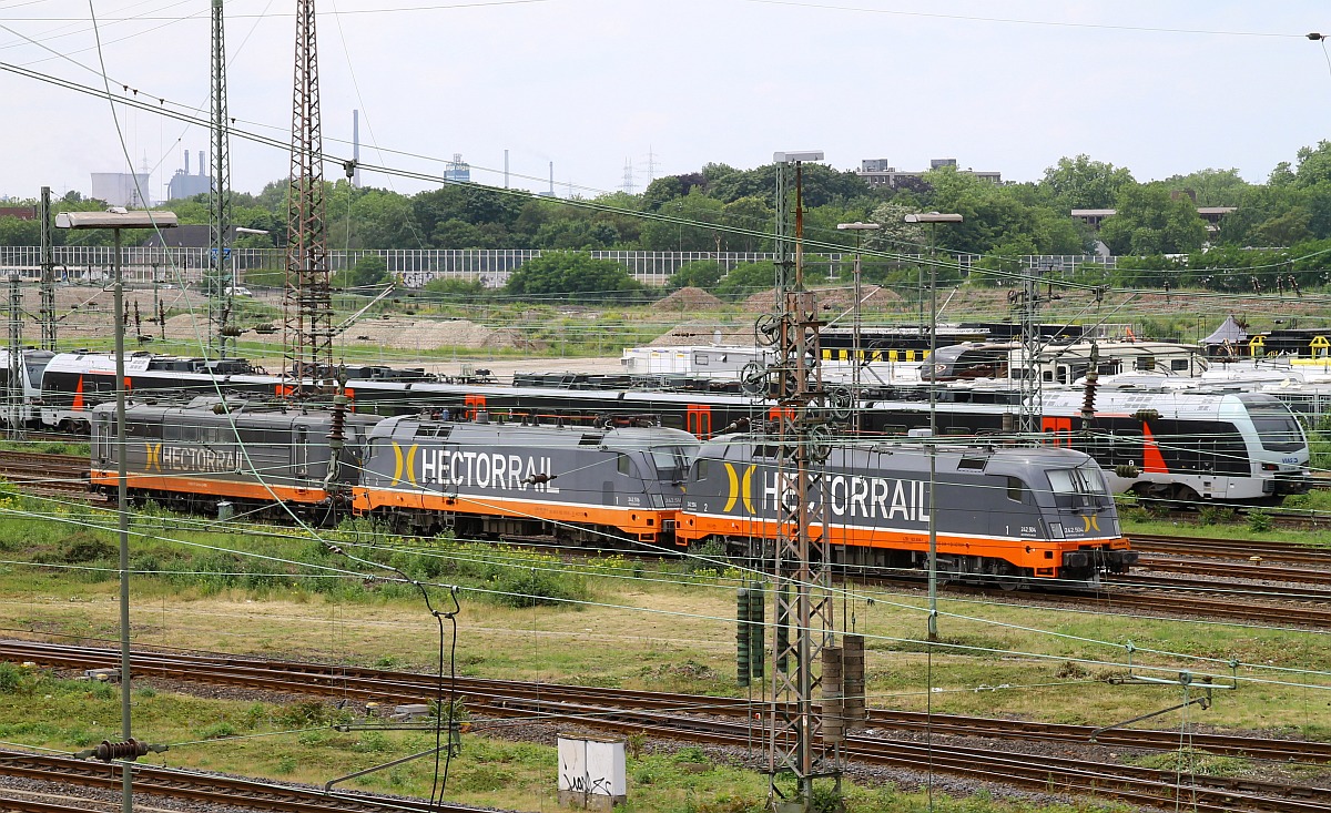Hectorrail 242.504 + 242.516 + 162.006 (ex DB 151 066), abgestrllt im Gleisvorfeld von Duisburg Hbf 11.06.2022