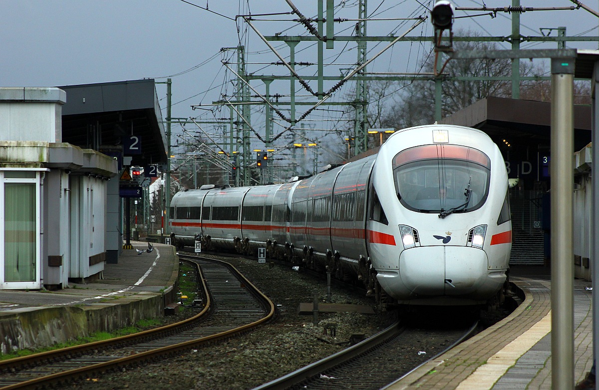 Heute zum letzten Mal offiziell unterwegs der ICE 380 nach Aarhus. Die aus diesem Grund durchgeführte Fahrt in Doppeltraktion bestand aus den Triebzügen Tz 5518  Jever  und Tz 5514. Neumünster Pbf 12.12.2015
