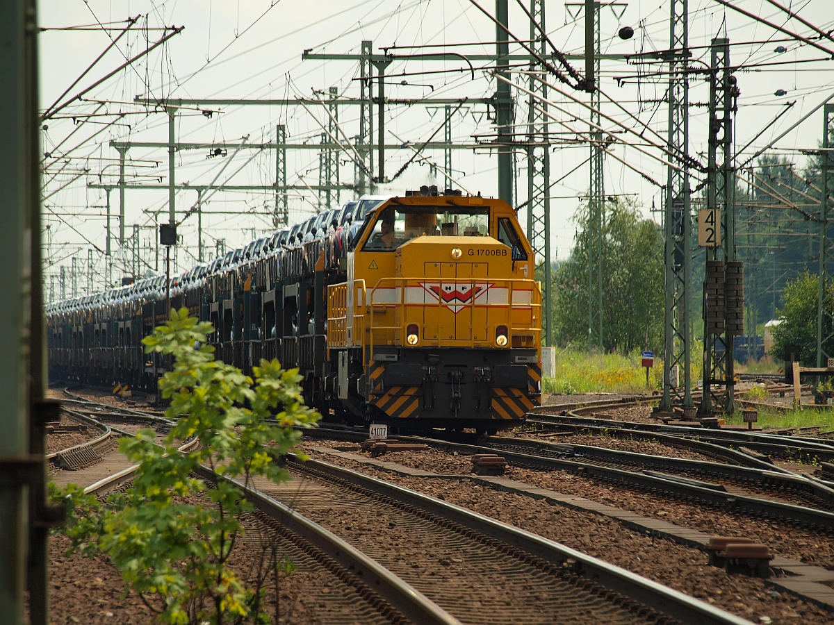 H.F.Wiebe Lok 12/ 277 018-8(VL 2007/5001679)war lange eingesetzt um die ARS Autozüge zu ziehen, hier dieselt sie mit einem solchen durch HH-Harburg. 08.07.2011