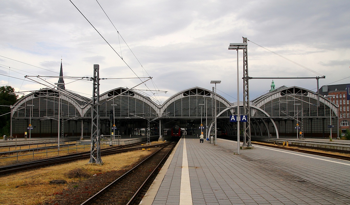 Hier mal der Blick auf den kompletten Lübecker Hauptbahnhof der was die Sauberkeit angeht einige andere Bahnhöfe weit übertrifft. 28.06.2014