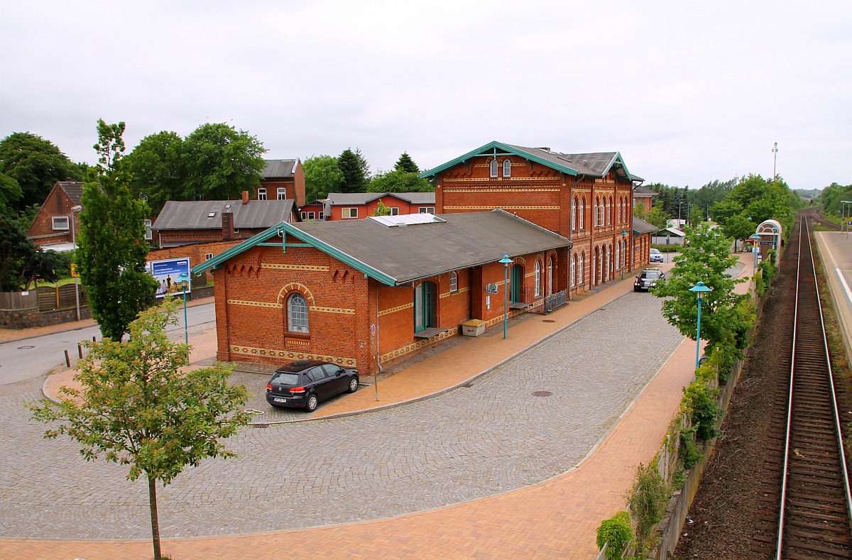 Hier mal ein Blick auf das wunderbar renovierte und sehr gut erhaltene ehemalige Bahnhofsgebäude von Bredstedt(Marschbahn). 31.05.2014