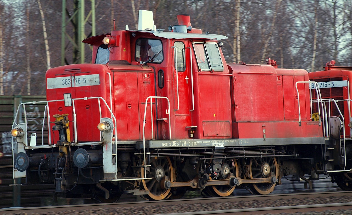 Hier im Portrait gezeigt wird die 1963 von Krupp unter der Nr. 4498 gebaute V60 1178/261 178-8/361 178-7/365 178-3 die in Chemnitz im Jahre 2003 remotorisiert wurde(Caterpillar-Motor 3412E DI-TTA)und seit 11.2003 als 98 80 3 363 178-5 unterwegs ist. Ihre letzte HU hatte sie am 20.09.2011 im Werk Cottbus(BCS X) bekommen. Hamburg-Harburg 03.01.2011(üaVinG)
