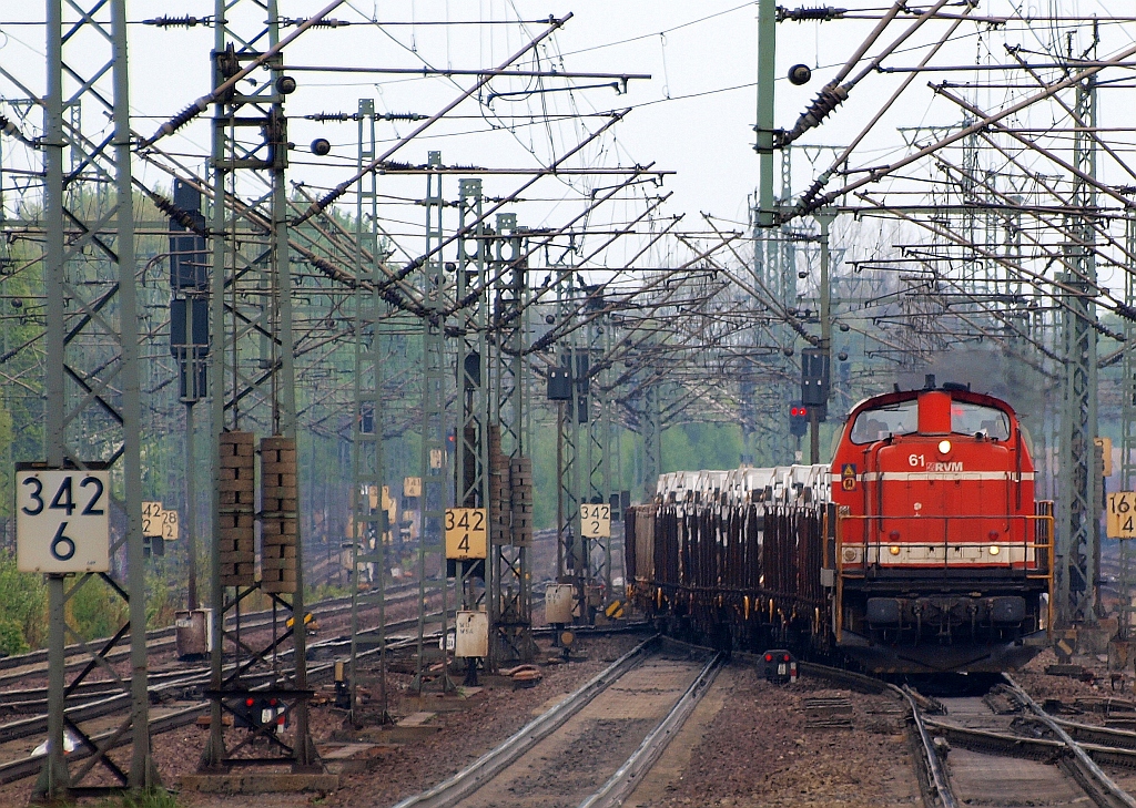 Hier schlängelt sich die RVM 61  Kreis Soest /295 953-4(MaK G 1600BB,Bj 1974, Regionalverkehr Münsterland) mit Tunnelbauteilen für die U4 Hafencitystrecke durch HH-Harburg. 06.05.2010