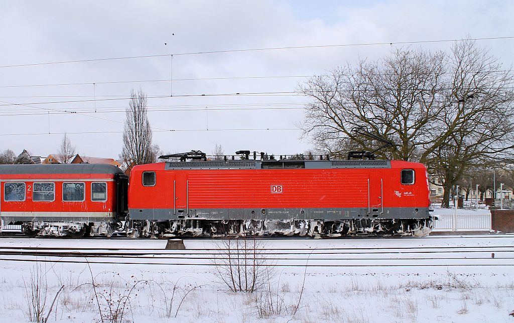 Hier verlässt die 112 176-3 als Schublok einer RB nach Flensburg den Bhf Schleswig. 10.03.2013