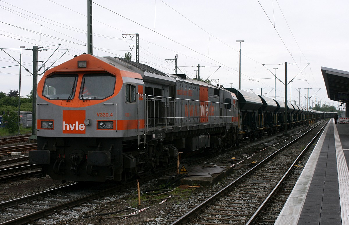 HVLE V330.4 oder 250 004-9 mit Schüttgutwagen Ganzzug abgestellt in Emden Hbf. 31.05.2015
