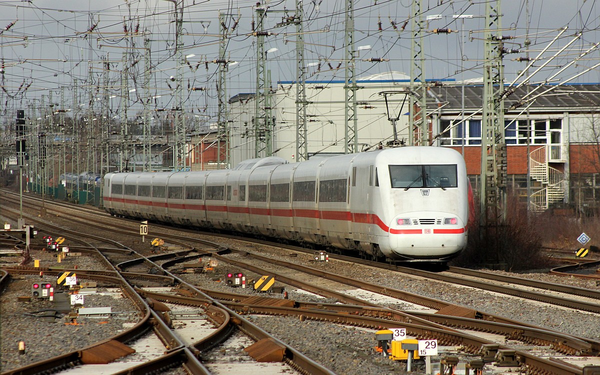 ICE 1 401 014-6  Friedrichshafen  als ICE 882 verlässt Neumünster Richtung Kiel. 25.02.2020