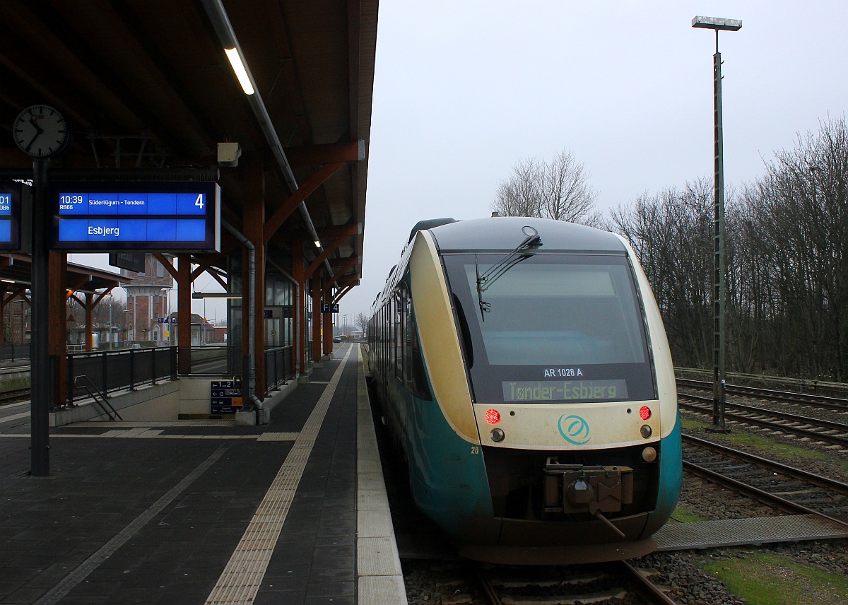 Im Fahrplan als neg 5702 und im Bahnhof als RB 66 steht der Arriva AR 1028 nach Tnder-Esbjerg abfahrbereit im Bahnhof Niebll. 19.12.2015