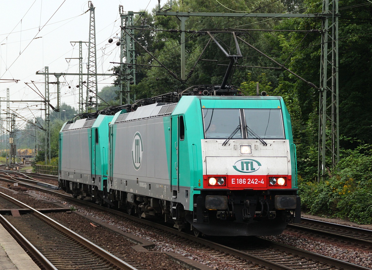 ITL 186 242 und 186 131 rollen hier gemütlich durch Hamburg-Harburg. 07.09.2012
