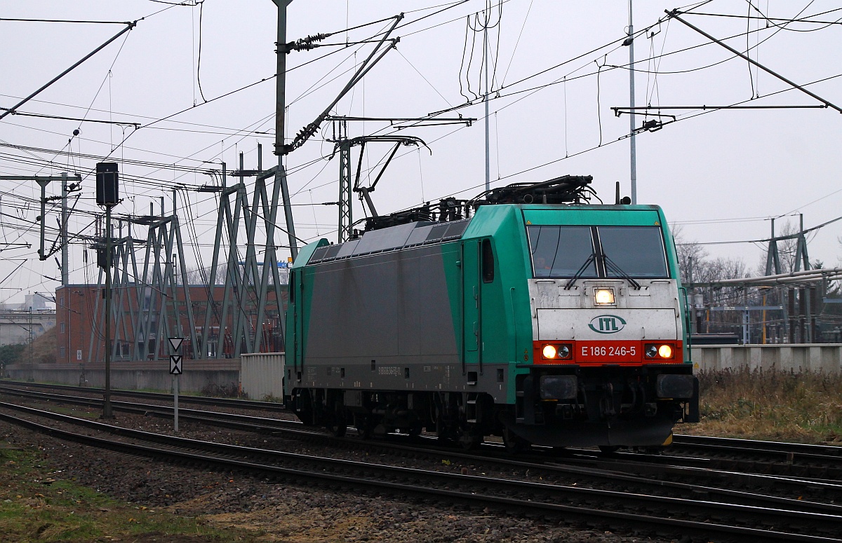 ITL 186 246-5(REV/15.09.09) war ebenfalls auf dem Weg in den Hafen um sich ihren Zug abzuholen. HH-Waltershof 29.11.2014