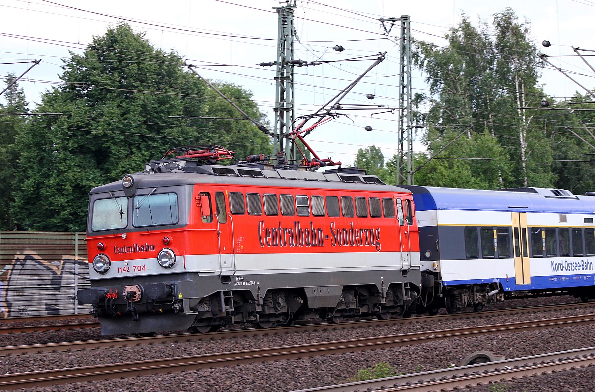 Kleine Überraschung...Centralbahn 1142 704-6(A-CBB 91 81 1142 704-6, REV/126/26.06.14) als Zuglok des HKX aus Köln kommend hat hier Einfahrt in Hamburg-Harburg. 26.07.2015