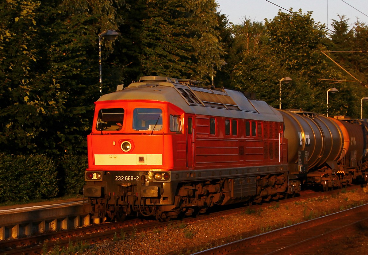 Knapp 20min nach der 232 241-0 kam 232 669-2(REV/BCS X/07.11.07, Verl/WRS 9/07.11.14)mit einem weiteren Umleiter nach Niebüll durch Schleswig gedieselt. 16.07.2014