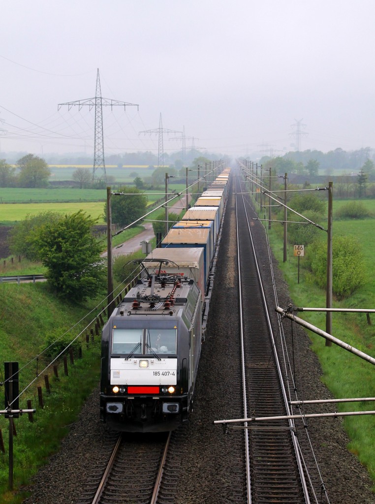 Knapp 3Std später als normal passiert hier der von der MRCE/TXL gezogene KLV Zug DGS 45697(Malmö-WanneEickelWestberg)die  So-da/Säufer  Brücke zwischen Jübek und Lürschau bei Schleswig Schuby. 07.05.2014