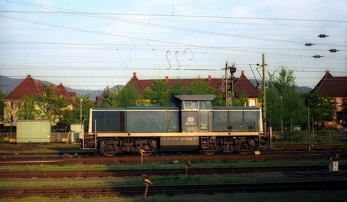 Kult-Brummer...DB V90/290 001-7 konnte am 20.04.2000 in Offenburg aufgenommen werden. (Bearb: M.Steiner, (C) D.Schikorr)
