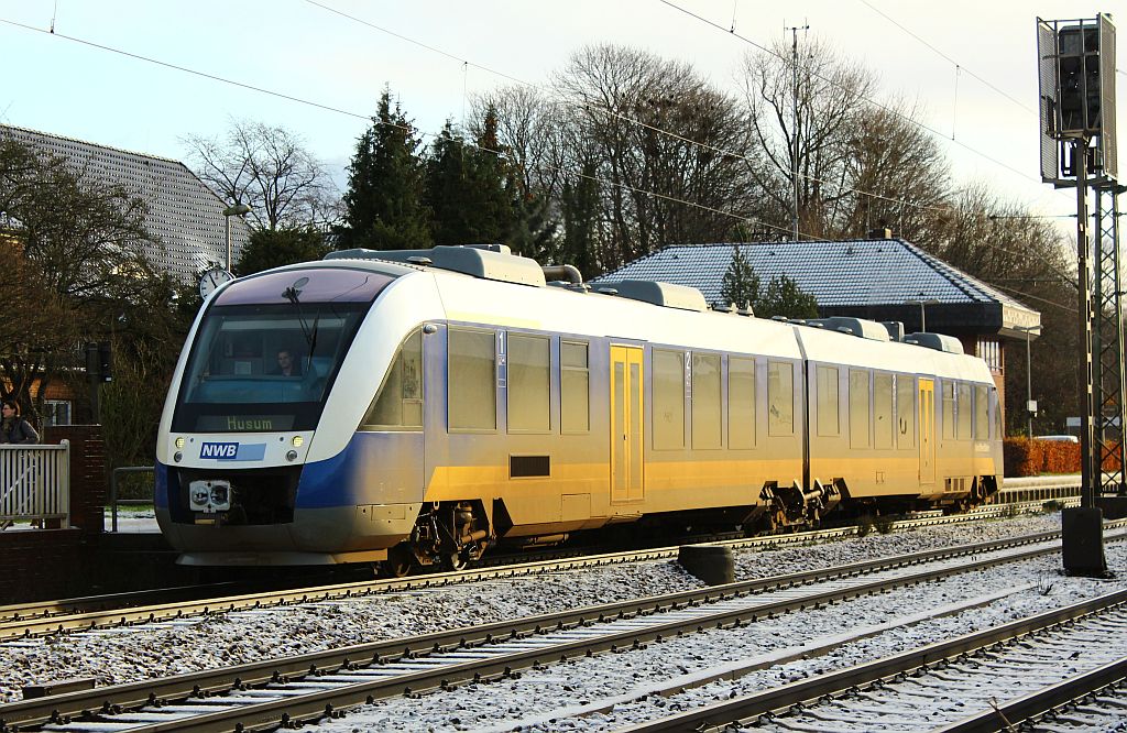 Kurz bevor der Dienst der NOB hier beendet war fuhr der bereits umgeklebte VT 309(648 369/869) in den Farben der NWB nach Husum. Schleswig 10.12.2011