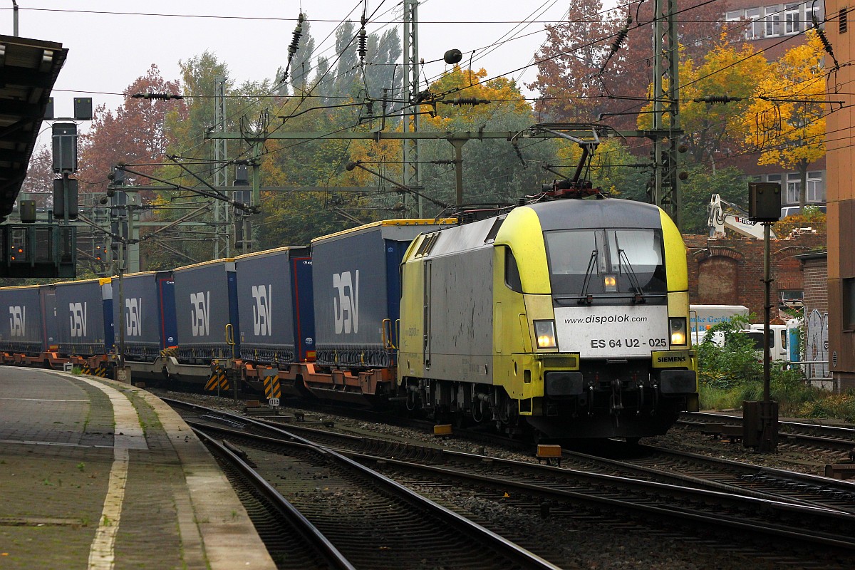 Lange wird sie wohl nicht mehr  gelb  sein die ES64U2-025 oder 182 525-6(REV/Lz/20.05.09, Verl/MH/30.05.16) die gestern mit einem  DSV  KLV durch Hamburg-Harburg fuhr. 28.10.2015