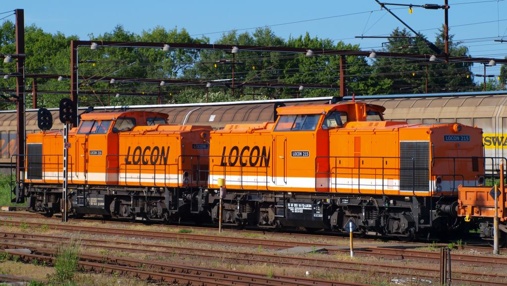 Locon 215 und 216(203 141-7 und 142-5)stehen hier mit einem Bauzug abgestellt im dänischen Padborg. 04.06.2010