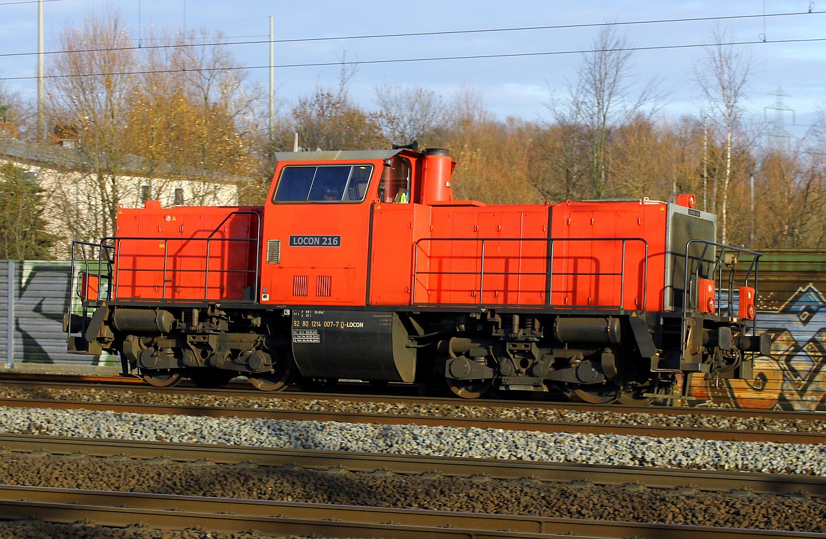 Locon 216(II) alias 214 007-7 dieselte am 10.12.2015 durch Hamburg-Harburg.
