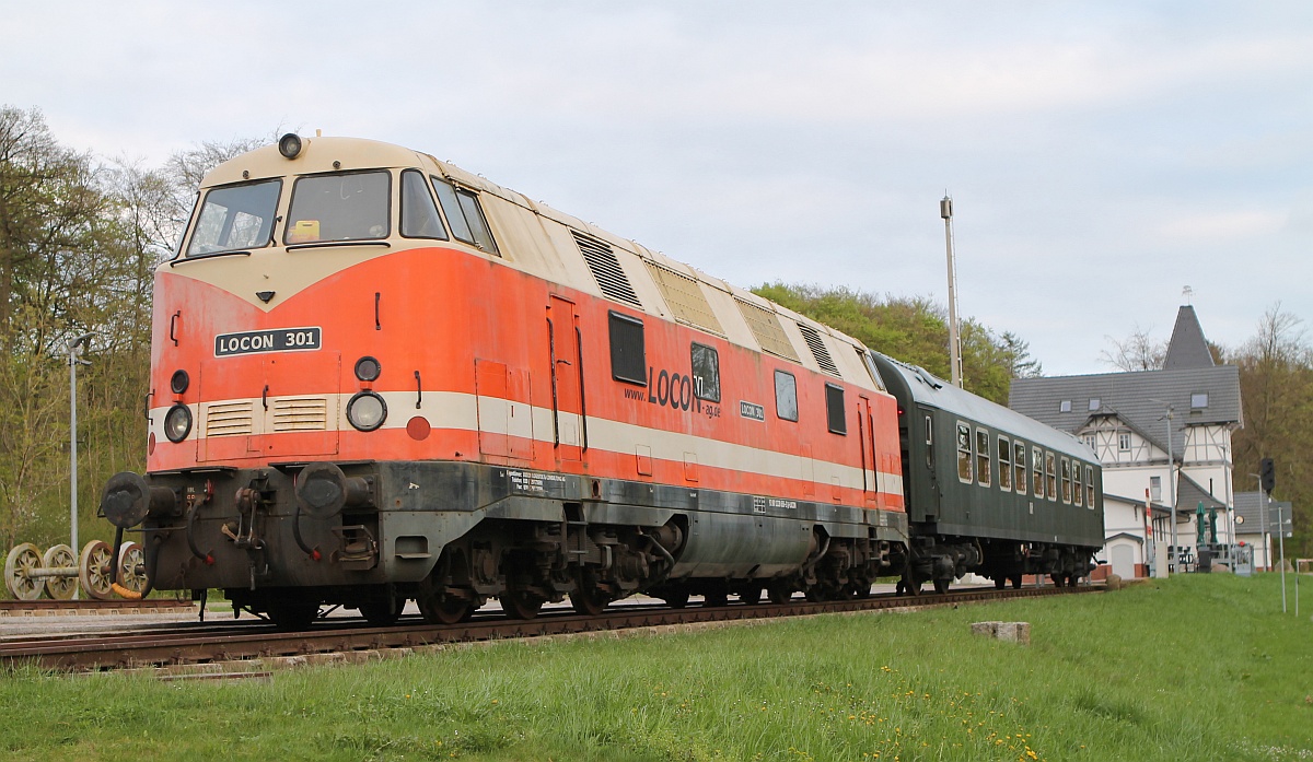 Locon 301(228 656-5) mit Salonwagen als Denkmal. Station Gadebusch 25.04.2018 I